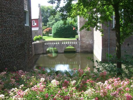 Bergen : Kasteel Well, die steinerne Bogenbrücke ist die Verbindung zwischen Vor- und Hauptburg